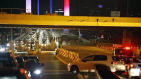 Военные перекрыли движение на Босфорском мосту в Стамбуле, Турция